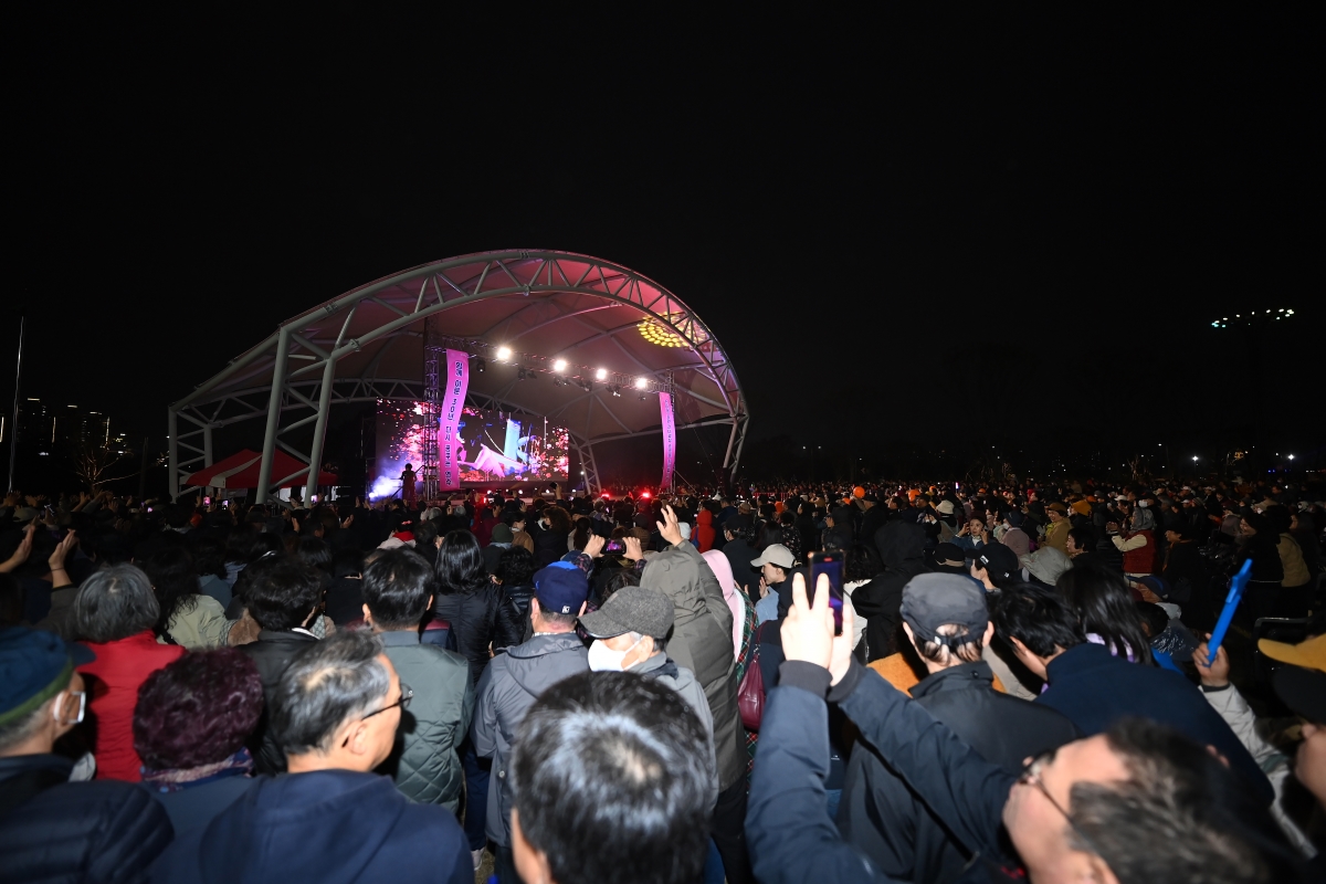 연수구 원도심에 전국 최대 규모의 잔디광장이 조성됐다